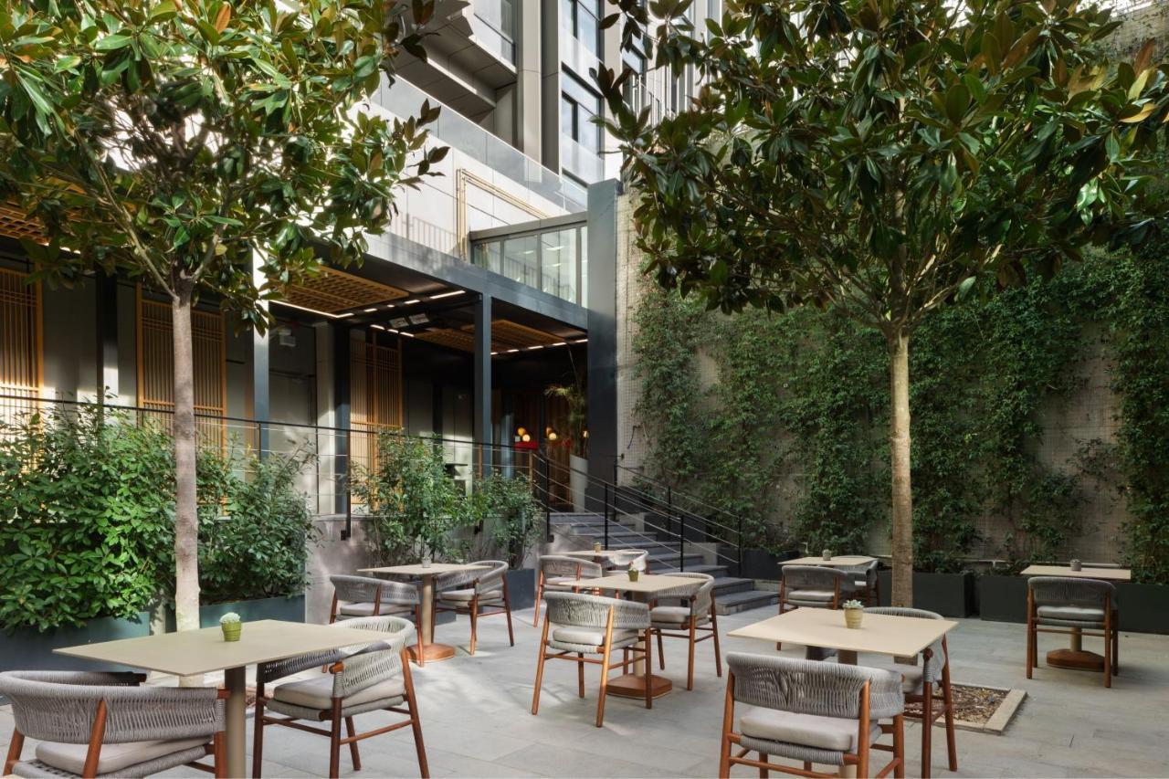 מלון The Westin Istanbul Nisantasi מראה חיצוני תמונה The courtyard at the hotel