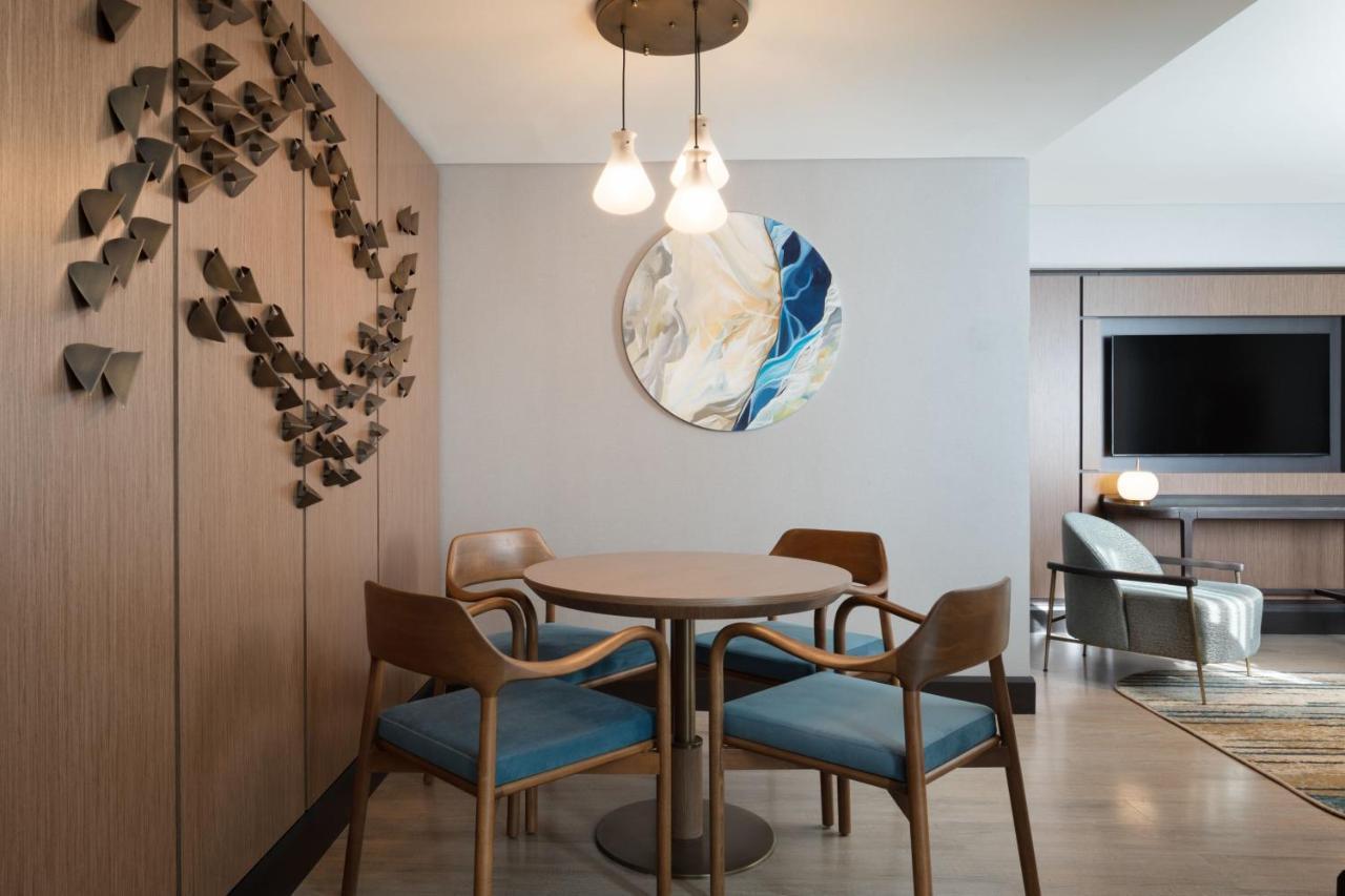 מלון The Westin Istanbul Nisantasi מראה חיצוני תמונה A dining room at the hotel