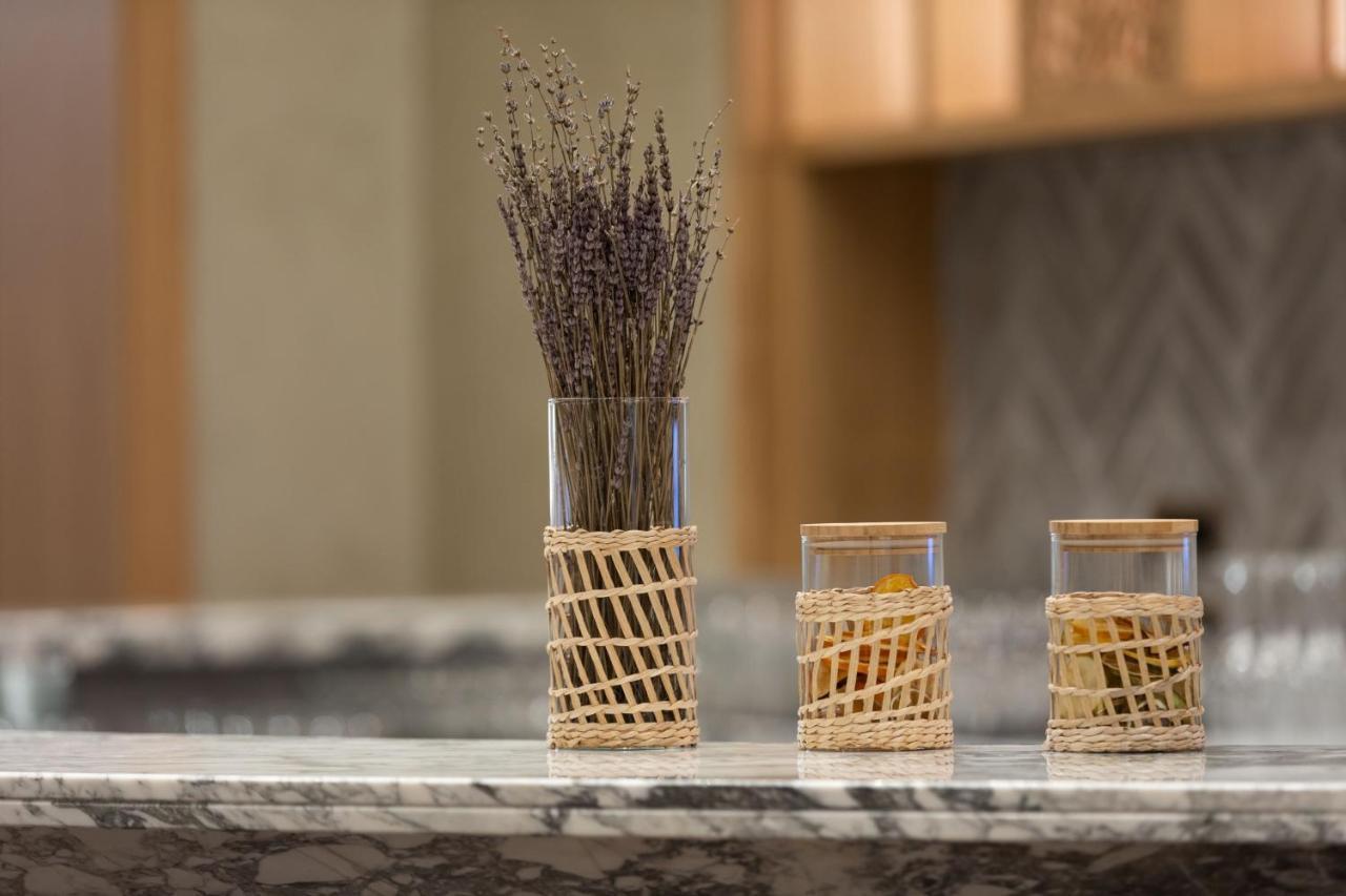 מלון The Westin Istanbul Nisantasi מראה חיצוני תמונה A set of three glasses with woven sleeves